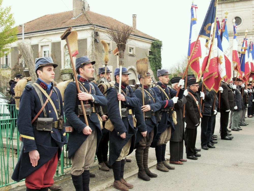 pour-afficher-leur-mecontentement-les-reconstituteurs-ont-participe-aux-ceremonies-avec-des-balais-sur-l-epaule-un-geste-contestataire-pour-interpeller-et-faire-reagir-en-haut-lieu-photo-maxime-baschirotto-1492711038.jpg